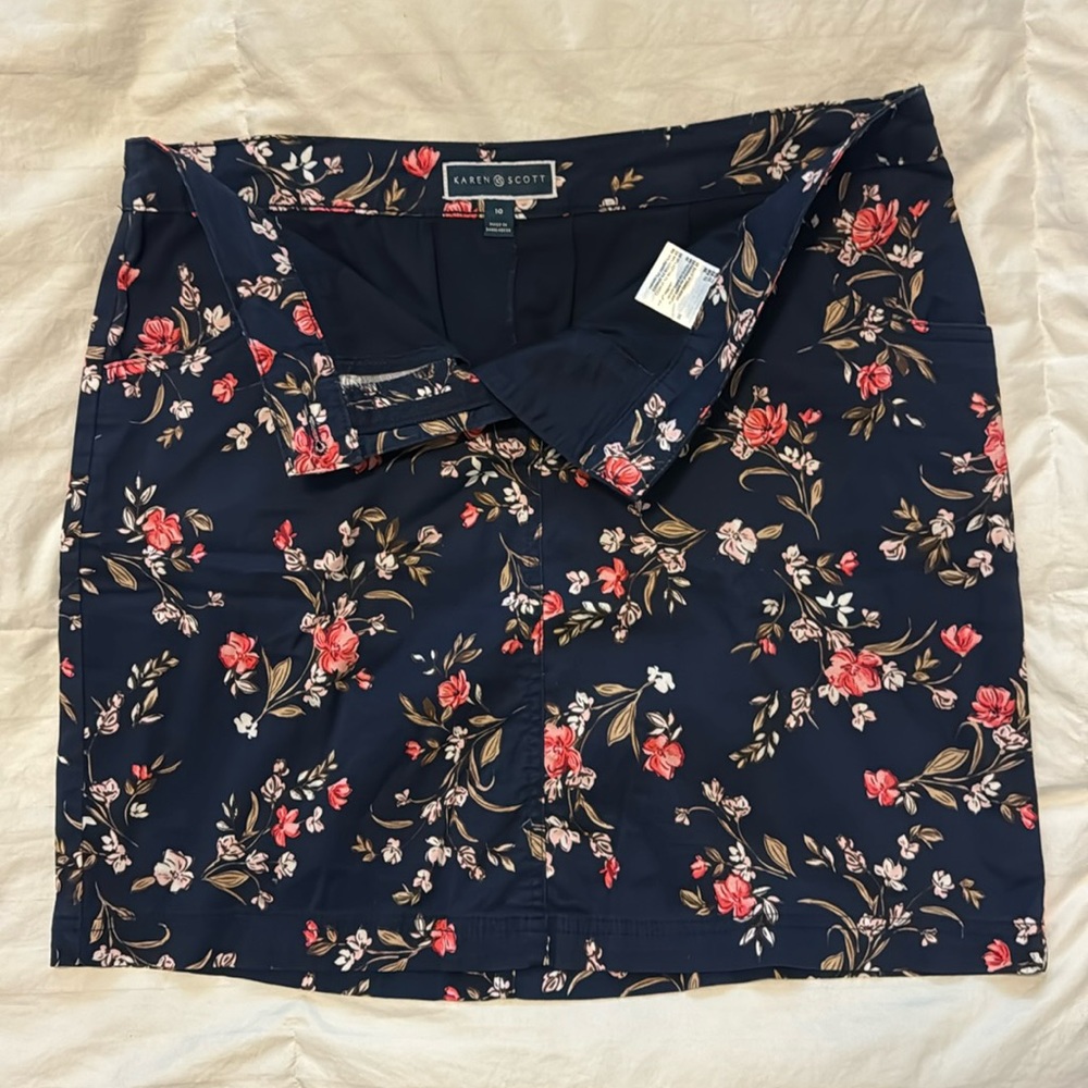 Karen Scott ladies’ golf/casual skort.